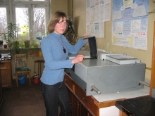 Олена Крушинська і спектрофотометр Specord M-40 (Carl Zeiss Jena). 2004 р.