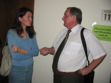 Студентка V курсу Катерина Сучова відповідає на питання під час постерної сесії.
Конференція AC&CA, Київ, 2005