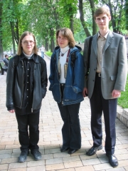 День хіміка-2004, у парку Шевченка. Олена Крушинська, 
       Микола Іщенко, Ростислав Линник